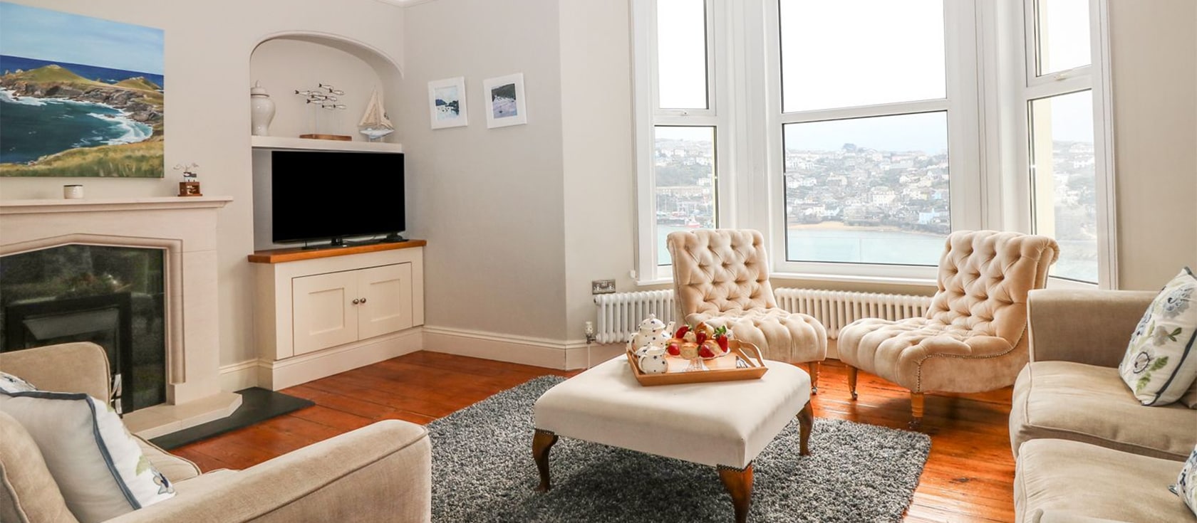 62 Esplanade, Fowey is a splendid 6 bedroom, three bathroom house overlooking the River Fowey. Ideal for groups of 12, it has a large sitting room with bay window, TV and Xbox. There's a garden patio with river views. Walk to restaurants, pubs and beach.
