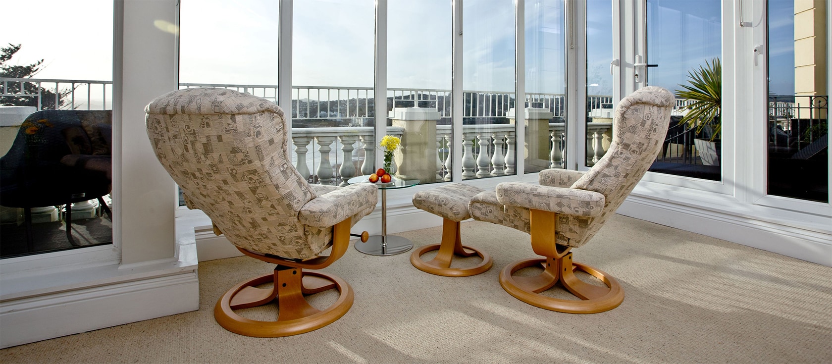 7 Astor House, Torquay is a luxury ground floor apartment with one stylish bedroom. Open plan living room includes a fully equipped kitchen, bistro dining table & recliner chairs for enjoying stunning bay/sea views. Balcony & gardens with sea views.