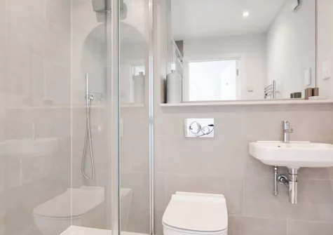 The B1 en-suite shower room at 7 The Old Station Master's House, Fowey