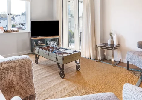 7 The Old Station Master's House, Fowey is a stylish ground-floor apartment for four guests within an award-winning development. Enjoy distant river glimpses, covered terrace dining, and effortless access to Cornwall's stunning coast.