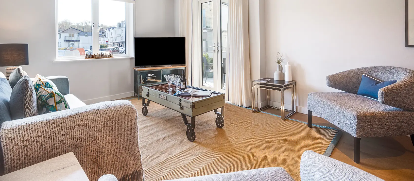 7 The Old Station Master's House, Fowey is a stylish ground-floor apartment for four guests within an award-winning development. Enjoy distant river glimpses, covered terrace dining, and effortless access to Cornwall's stunning coast.