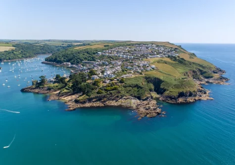 8 Ocean View is ideally located at the top of the village of Polruan with its breath-taking coastline