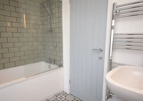 The bathroom at A Rare Old Station, Appledore