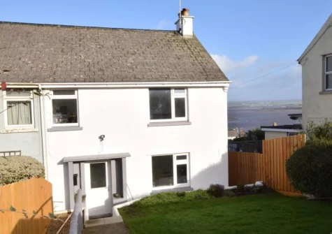 A Rare Old Station is a stylish cottage in Appledore with fabulous estuary & sea views
