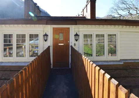 Aberlyn is a tranquil top-floor apartment with panoramic river & valley views from the balcony