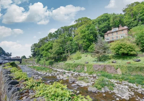 Aberlyn is a tranquil top-floor apartment with panoramic river & valley views from the balcony