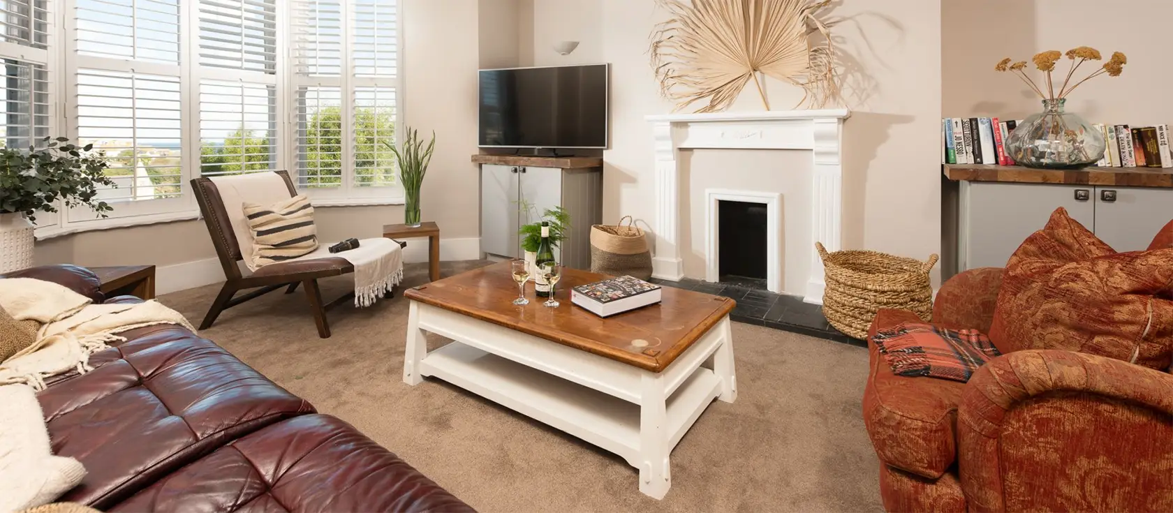 Alba's Abode, St Ives is a cosy 2-bedroom apartment offering coastal charm, perfect for family adventures in Cornwall. It's located above the town and harbour with easy access to the vibrant art scene, galleries, shops, restaurants, and beaches.