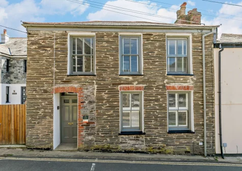 Alexandra House is a spacious holiday home providing all the home comforts you need after a busy day exploring