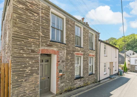 Alexandra House is a family-friendly & charming property only 2- or 3-minutes' walk from the harbour, shops & restaurants