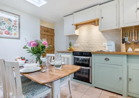 The kitchen & dining area at Alice's Cottage, Looe