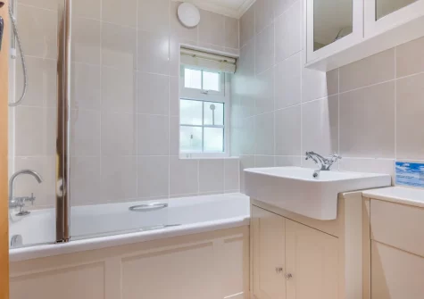 The bathroom at Alice's Cottage, Looe