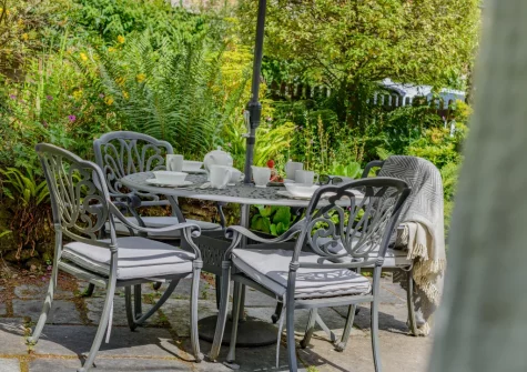 The patio & alfresco dining area at Alice's Cottage, Looe