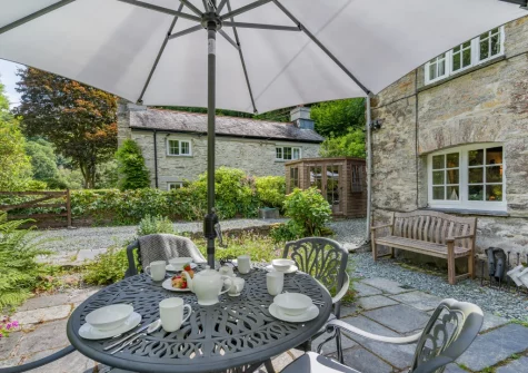 The patio & alfresco dining area at Alice's Cottage, Looe