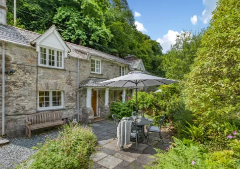 The patio & alfresco dining area at Alice's Cottage, Looe