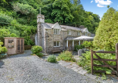 Alice's Cottage is a gorgeous chocolate box semi-detached cottage set on a quiet country lane among trees