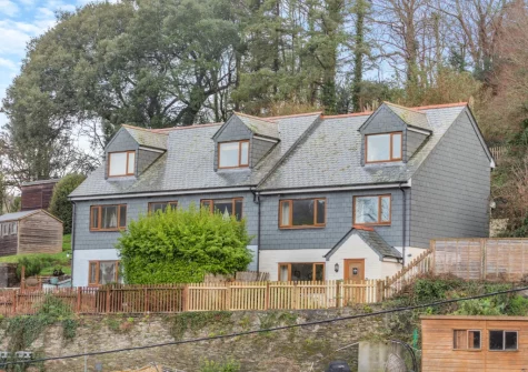 Alvaston is a quaint holiday home boasting glorious river views from almost every room