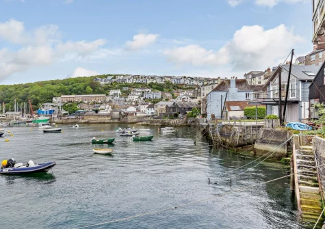 Amelia Cottage is less than 200 metres from Polruan Landing where you can take the passenger ferry to Fowey to experience the bars, restaurants & shops
