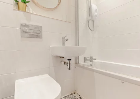 The bathroom at Amy Jane Cottage, Polruan