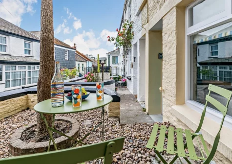 The outdoor sitting area at Amy Jane Cottage, Polruan