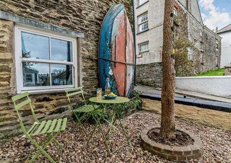 The outdoor sitting area at Amy Jane Cottage, Polruan