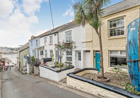 Amy Jane Cottage is a traditional cottage situated in the centre of Polruan, only a short walk to the quayside, beach, pubs & village amenities