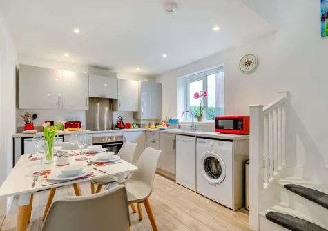 The kitchen & dining area at An Logh, Helston
