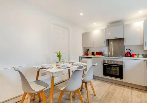 The kitchen & dining area at An Logh, Helston