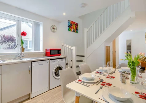 The kitchen & dining area at An Logh, Helston
