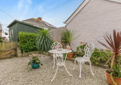 The outdoor sitting area & enclosed garden at An Logh, Helston