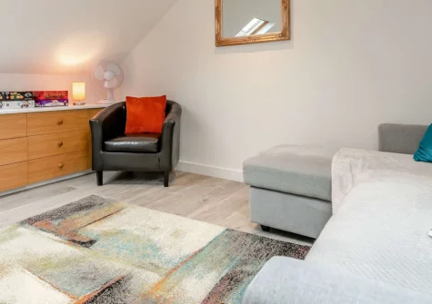 An Logh, Helston is a charming one-bedroom annexe tucked away on the edge of this historic market town, featuring a cosy eaves lounge, a pretty enclosed garden, private parking, and easy access to the Lizard Peninsula and Helford coastline.