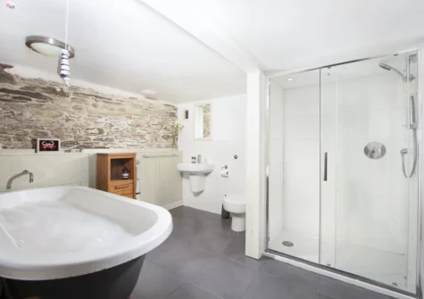 The bathroom at An Selder, Fowey