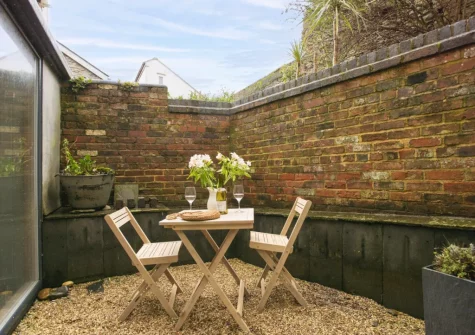 The courtyard & alfresco dining area at An Selder, Fowey