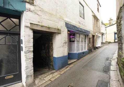 An Selder is a refurbished one-bedroom Grade II listed basement flat in the heart of Fowey, just footsteps from the waterfront