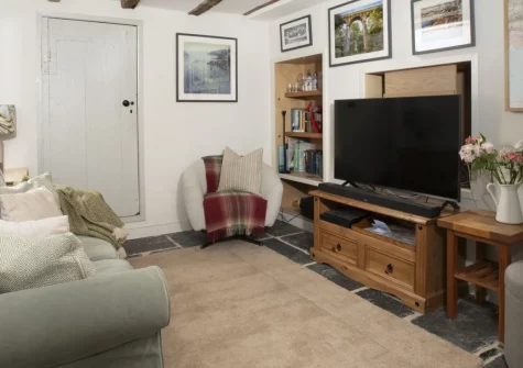 An Selder, Fowey is a beautifully appointed one-bedroom apartment hidden down a private passageway in the heart of this historic harbour town, featuring a sunny courtyard garden, boutique interiors with exposed stone, and waterfront mere metres away.