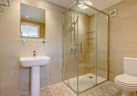 The shower room at An Skyber, St Breock