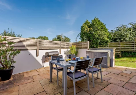 The patio, barbecue & alfresco dining area at An Skyber, St Breock