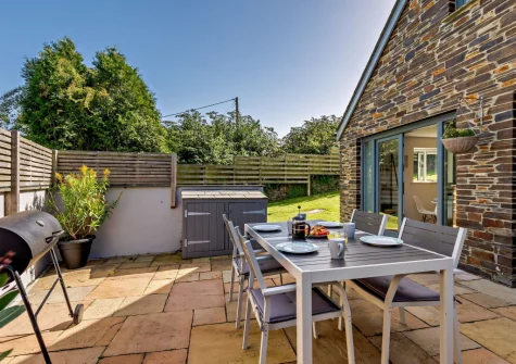 The patio, barbecue & alfresco dining area at An Skyber, St Breock