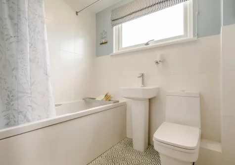 The bathroom at Anchor Watch, Fowey