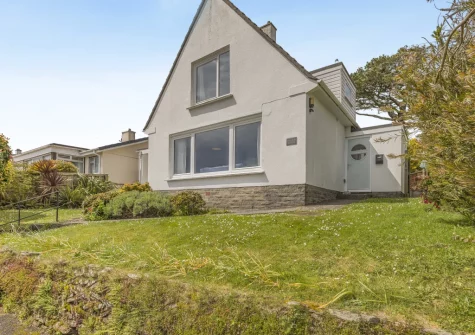 Anchor Watch overlooks the beautiful harbour town of Fowey with river views from the living room & main bedroom
