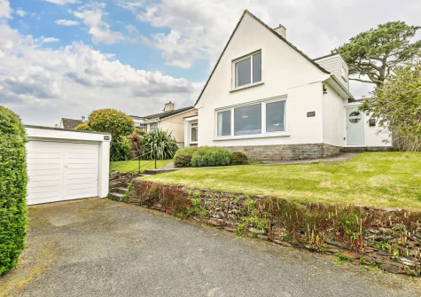 Anchor Watch is a stylish, pet-friendly holiday home in Fowey, with generous space for a family or friends' coastal break