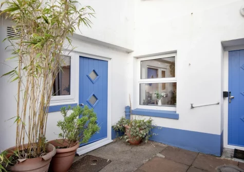 Anchors Away is a bright, modern & tastefully furnished apartment on the lower ground floor of Sunnybeach Apartments