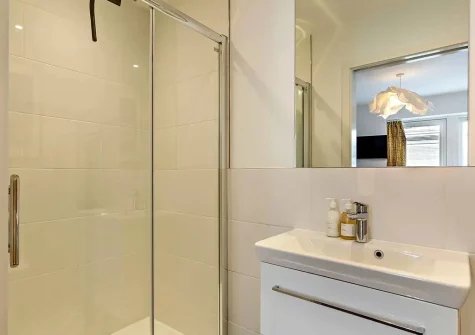 Bedroom #1 en-suite shower room at Andas Beach House, Westward Ho!