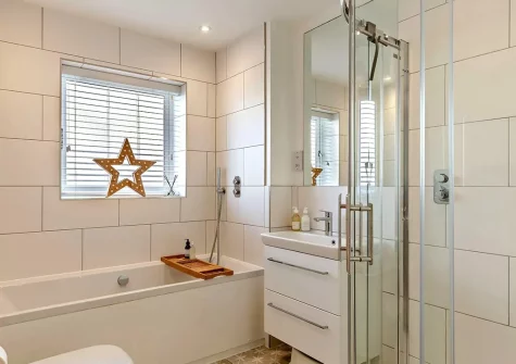 The bathroom at Andas Beach House, Westward Ho!