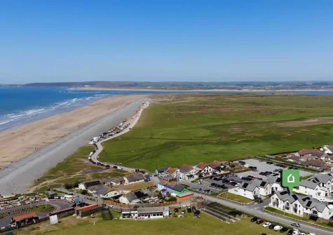 Stay at Andas Beach House and you will be within 150 metres of Westward Ho!'s sandy beach, surf school, Northam Burrows Country Park & a wide range of amenities