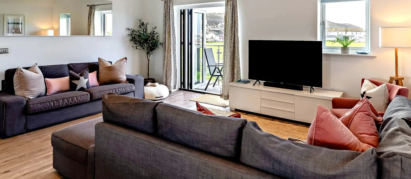 Andas Beach House, Westward Ho! is a contemporary reverse-level haven just 150m from golden sands, offering stunning sea views, luxury amenities, and three elegant bedrooms. Enjoy cricket ground vistas, gardens, & easy access to Devon's attractions.