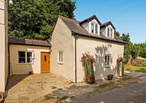 Annas Cottage is a characterful cottage nestled in a picturesque wooded valley with the the Tarka Trail adjacent to the property