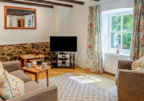 Annas Cottage, Langtree is a charming one-bedroom hideaway nestled in a tranquil wooded valley, perfect for couples and walkers. Enjoy peaceful countryside living, the adjacent Tarka Trail, and easy access to North Devon attractions and beaches.