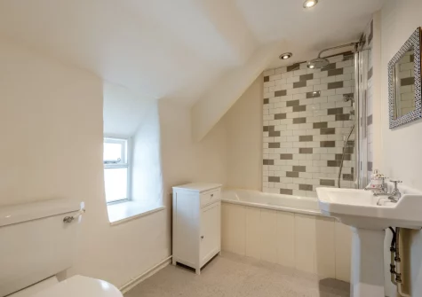 The bathroom at Annie's Cottage, Appledore