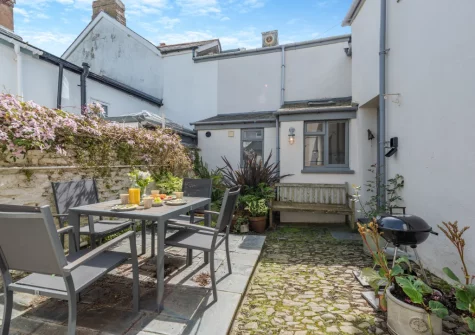 The pretty cobbled courtyard, barbecue & alfresco dining area at Annie's Cottage, Appledore
