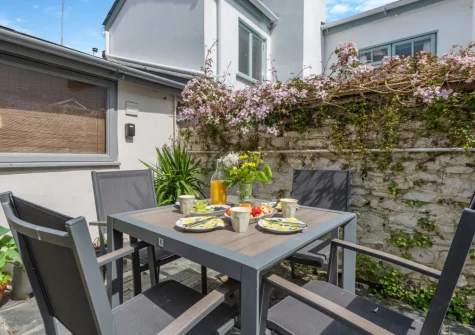 The pretty cobbled courtyard, barbecue & alfresco dining area at Annie's Cottage, Appledore